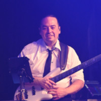 Bild von Luigi Borgio am Bass