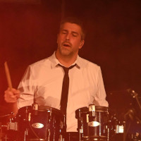 Bild von Daniel Burghard w�hrend der Show am Schlagzeug