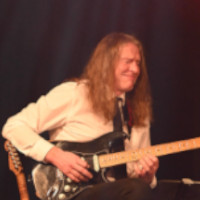 Bild von Knut Bausch an der Gitarre
